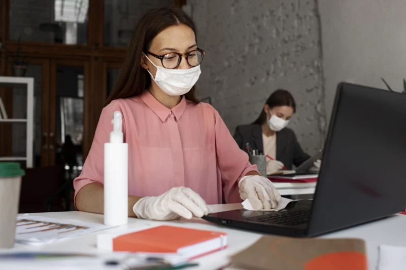 Pandemia dyktuje prawa. Co może pracodawca by chronić przed rozprzestrzenianiem wirusa?